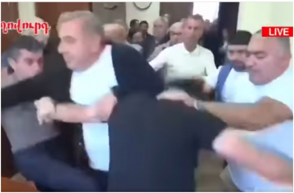 Глава административного района Нор-Норк избил активиста Артура Чахояна